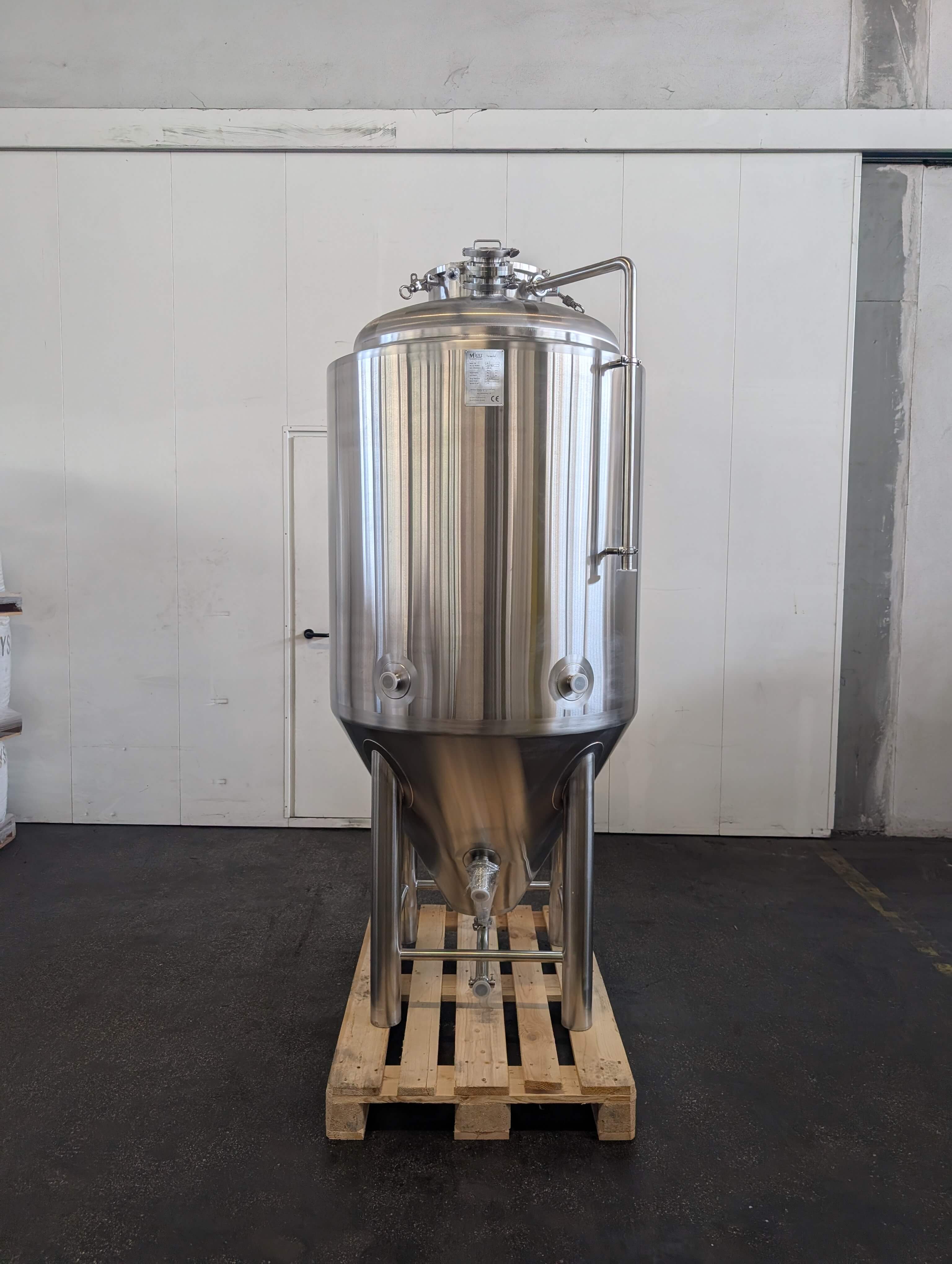 Komplette Frontansicht des 500L Craft Beer Fermenters auf einer Palette, bereit für die Brauerei.